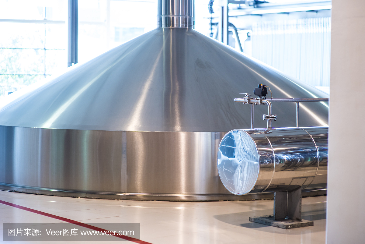 儲(chǔ)存啤酒的容器。現(xiàn)代釀酒生產(chǎn)。