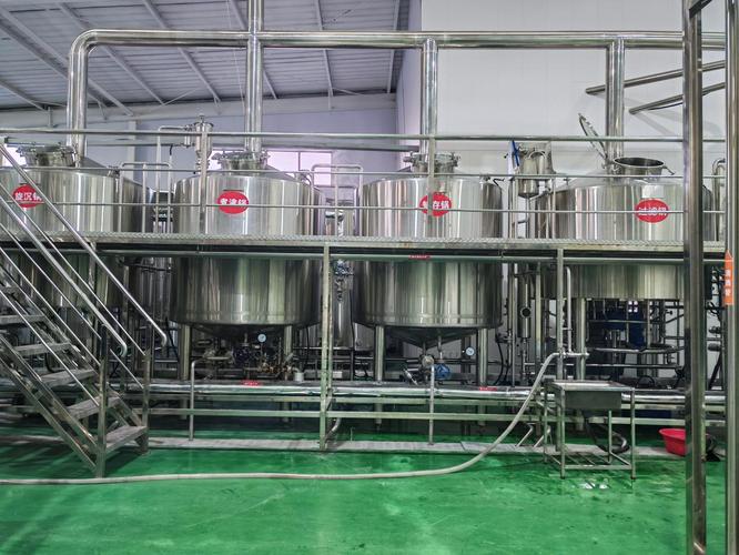 啤酒廠可以年產(chǎn)量5萬(wàn)噸的大型自動(dòng)化精釀啤酒設(shè)備